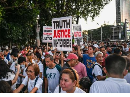 <strong>菲律宾持续爆发超大规模游行</strong>