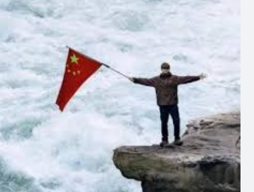 景区回应李现在虎跳峡举国旗