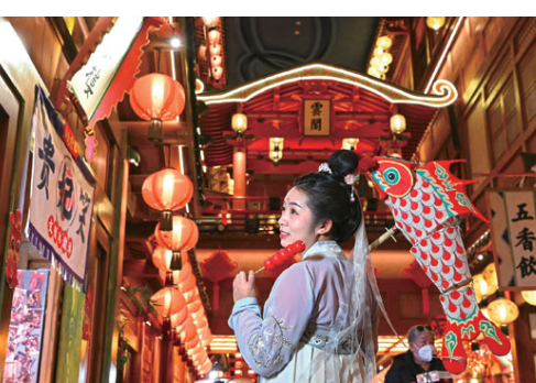<strong>老外来大唐不夜城游玩也是换上汉服了</strong>