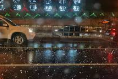 <strong>北京交警回应桥下躲冰雹致堵车</strong>