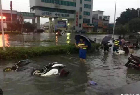 <strong>广西一地暴雨冲走10多辆车</strong>