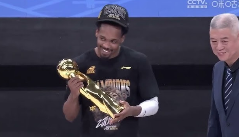 <strong>巴里布朗荣膺CBA总决赛MVP</strong>