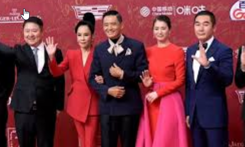 <strong>易烊千玺舒淇戛纳红毯同框亮相</strong>