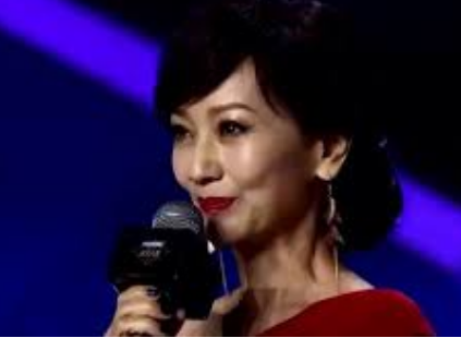 <strong>71岁赵雅芝演唱会上爆哭</strong>