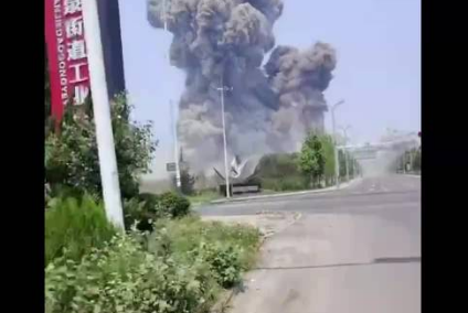 <strong>山东化工厂爆炸 数公里外窗户被震碎</strong>