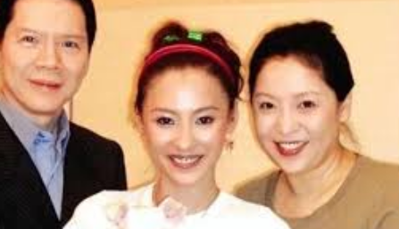 <strong>45岁张柏芝近照撞脸向太</strong>