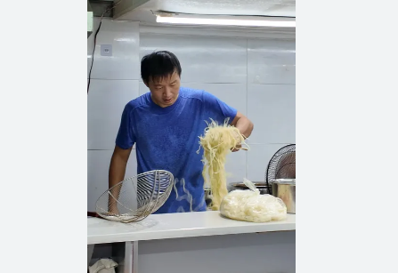 <strong>面馆老板凌晨4点做面 晚上踢汉超就像他精心烹制的牛肉面一样，</strong>