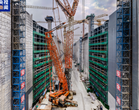 <strong>千吨级“巨无霸”就位</strong>