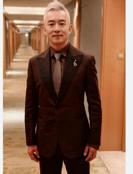 <strong>前“央视最帅主持人”亚宁重回舞台</strong>