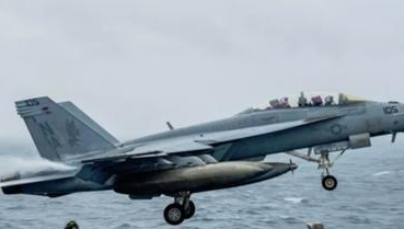 在南海坠毁的2架美国军机已被捞出