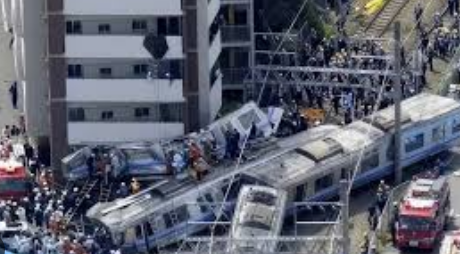 <strong>日本突发列车脱轨翻覆事故</strong>