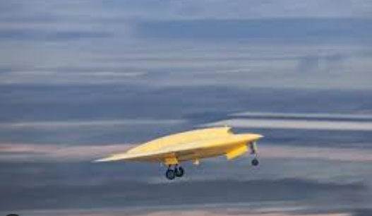 重大突破!彩虹7隐身无人机首飞成功