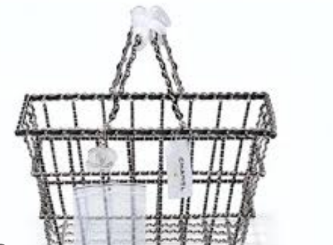 <strong>香奈儿“购物篮”包拍出超百万天价</strong>