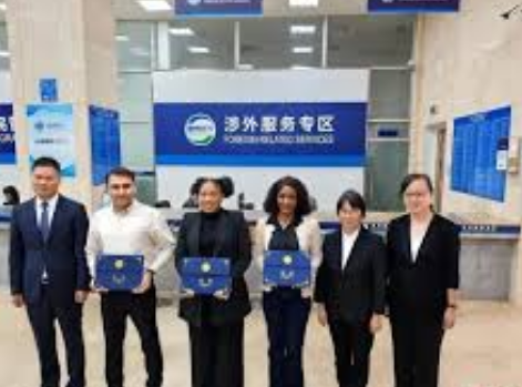 <strong>海南封关 第一批外国人领取就业许可</strong>