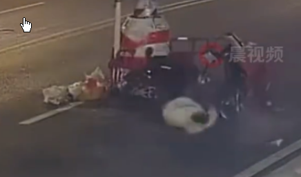 <strong>男生骑车撞上马路中间电线杆致重伤</strong>