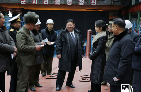 <strong>金正恩携女儿视察核潜艇建造现场</strong>