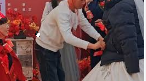 <strong>新娘冻得发抖 公公脱下棉袄给她披上</strong>