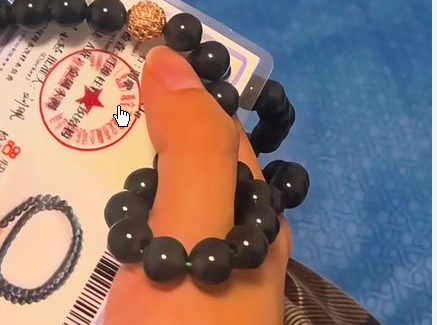 <strong>老人花3000元买“价值上亿翡翠”</strong>