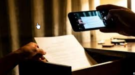 <strong>干部携密件回家 遭亲属偷拍发往境外</strong>