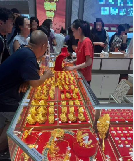 <strong>金价暴跌 有金店一天狂卖3斤黄金</strong>