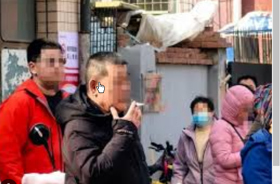 <strong>20分钟近10名家长在校门口吸烟</strong>