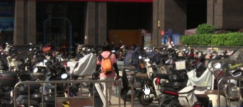 <strong>佛山一小区禁入电动车 千辆车塞门口</strong>