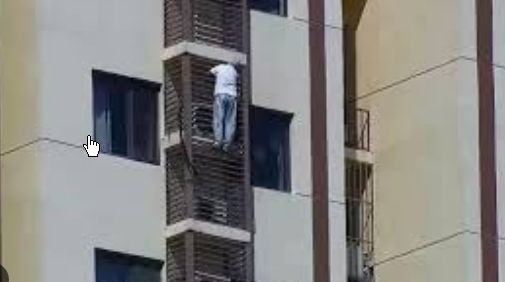 <strong>89岁奶奶翻窗从27层爬到21层</strong>