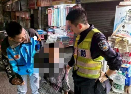 <strong>女子带俩娃逛街 接连走丢</strong>