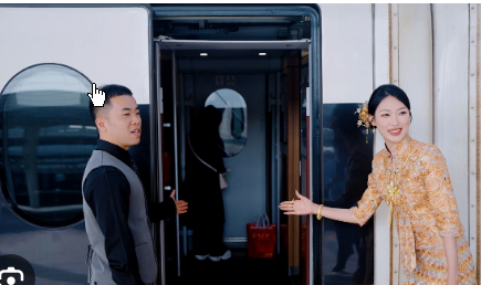 <strong>新人乘高铁接亲 网友直呼上亿的婚车</strong>