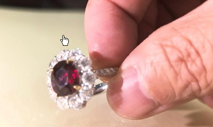 <strong>老夫妻买红宝石戒指后被店家跟踪</strong>