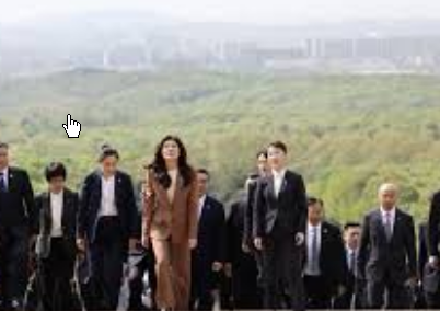 <strong>郑丽文率团拜谒中山陵</strong>